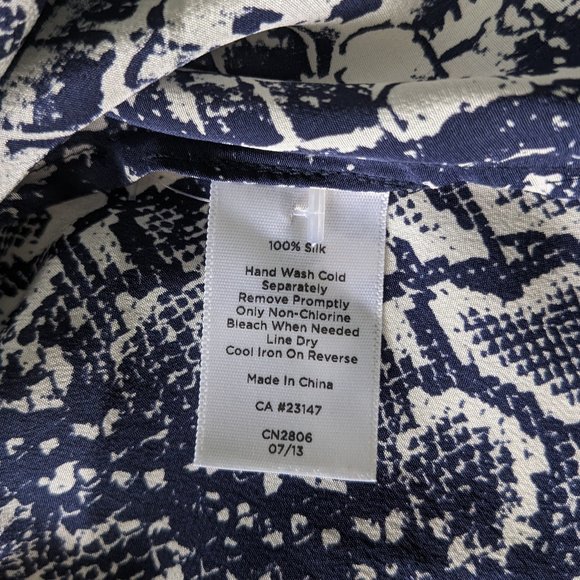 Talbots Silk Blouse w Pleat Details Dark Blue Snake Print Petite 4 - Picture 6 of 7